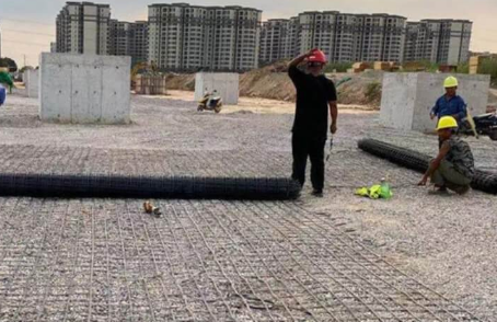 市中土工格栅铺设前地基要怎么处理？